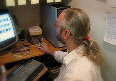 http://www.parsiteb.com/images/man%20with%20computer2.jpg